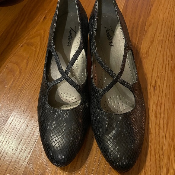 Trotter Jamie Criss Cross Pumps - Picture 2 of 6